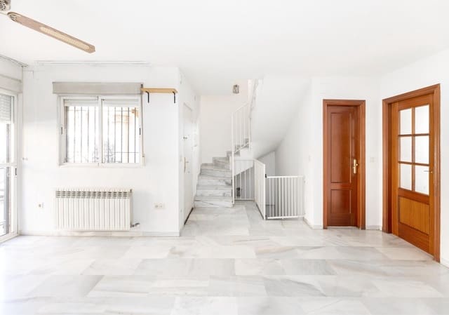 4 slaapkamer Rijtjeshuis te koop in Armilla met garage - € 400.000 (Ref: 10155476)