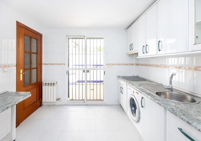 4 slaapkamer Rijtjeshuis te koop in Armilla met garage - € 400.000 (Ref: 10155476)