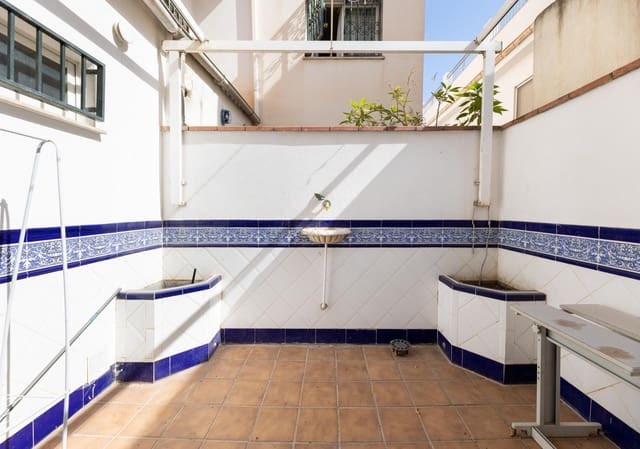 4 slaapkamer Rijtjeshuis te koop in Armilla met garage - € 400.000 (Ref: 10155476)