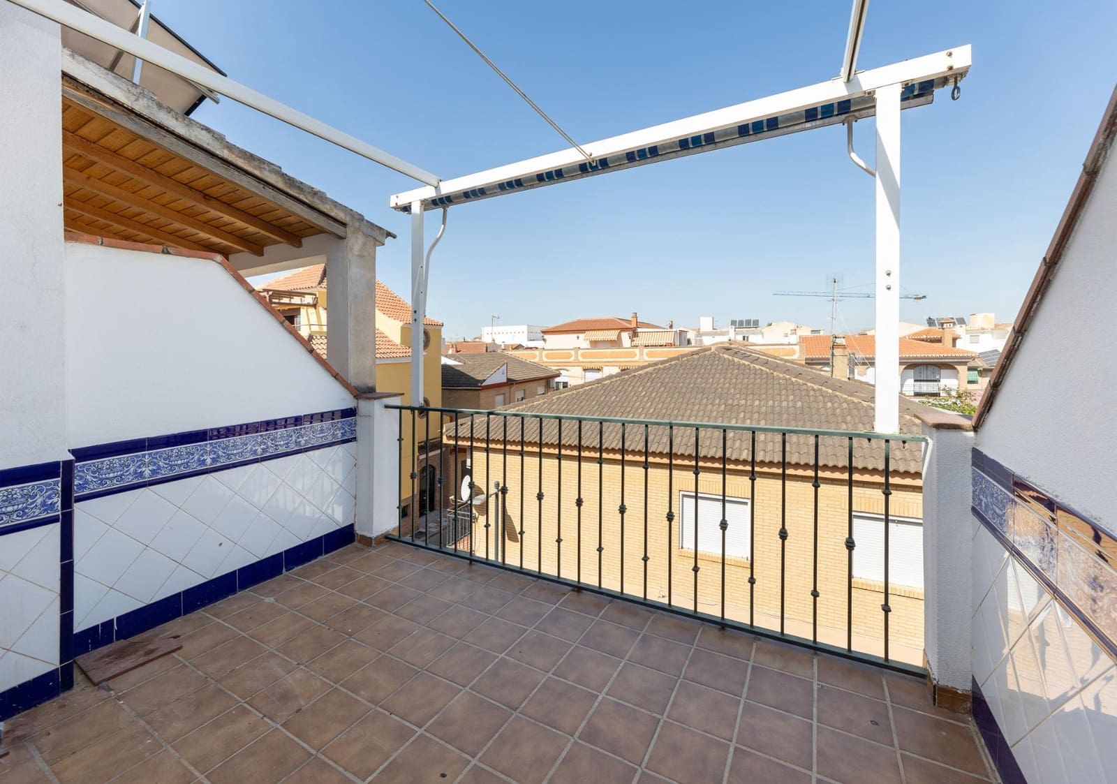 4 slaapkamer Rijtjeshuis te koop in Armilla met garage - € 400.000 (Ref: 10155476)