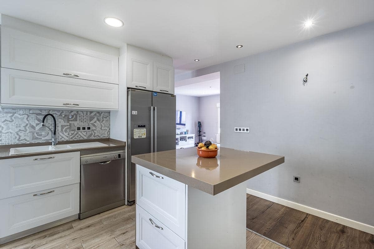 3 bedroom Flat for sale in Granada city - € 330,000 (Ref: 10155477)