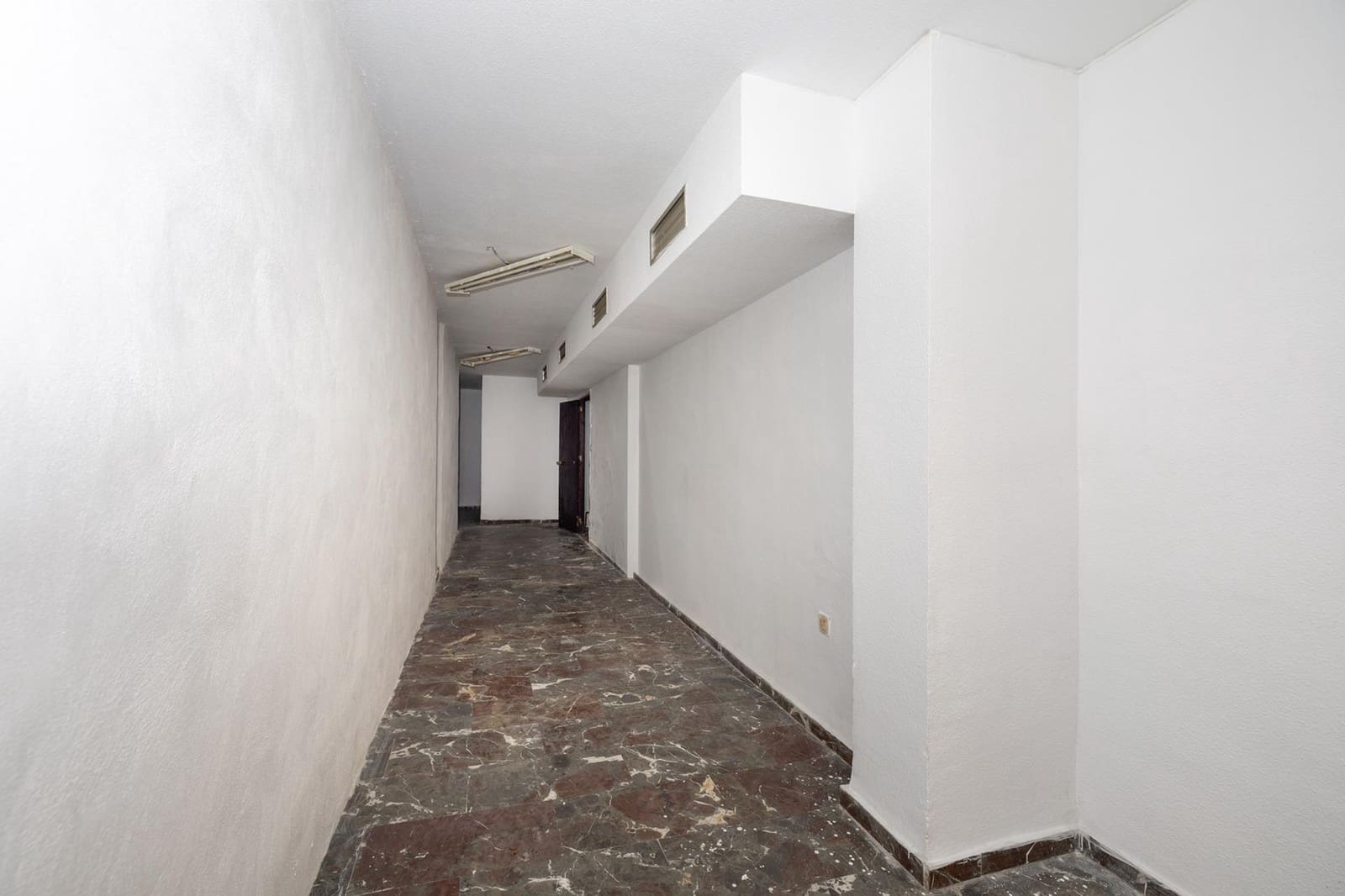 Kommersiell til salgs i Granada by - € 57 000 (Ref: 10155479)