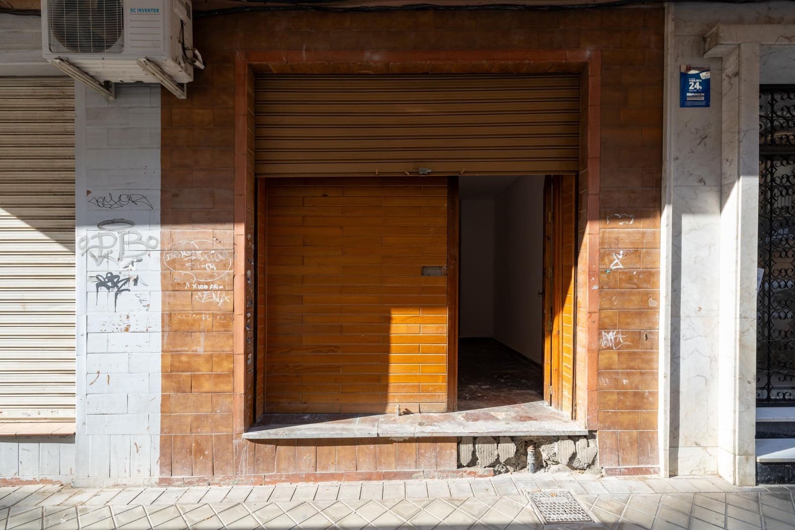 Kommersiell til salgs i Granada by - € 57 000 (Ref: 10155479)