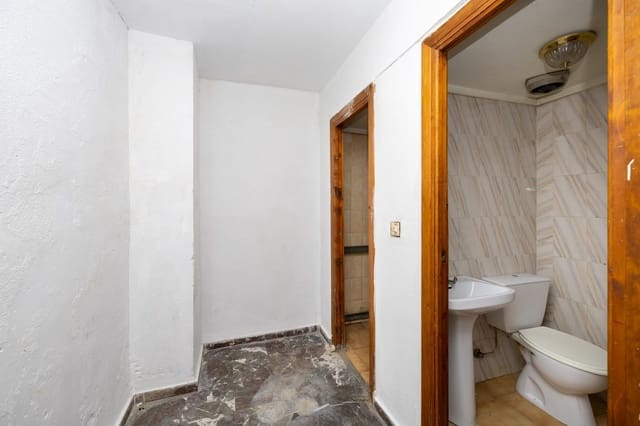 Kommersiell til salgs i Centro, Granada by - € 57 000 (Ref: 10155479)