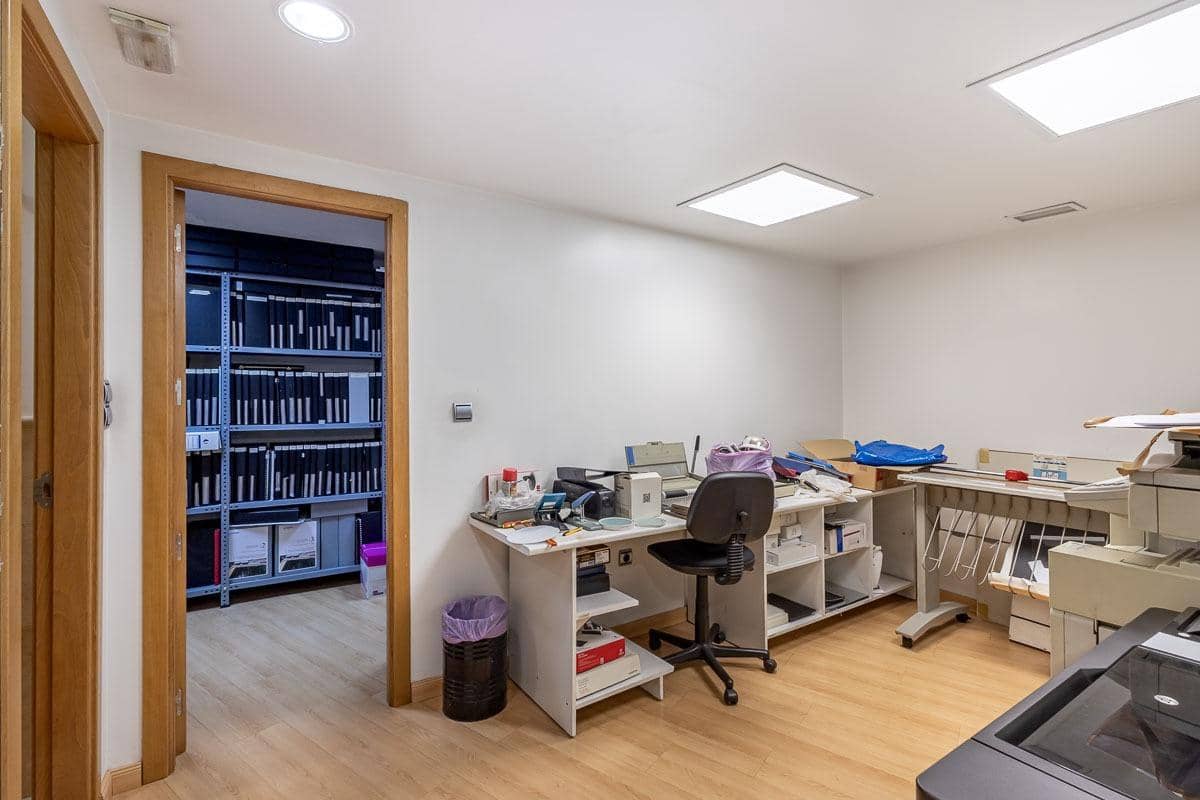 Kommersiell til salgs i Granada by - € 445 000 (Ref: 10155483)