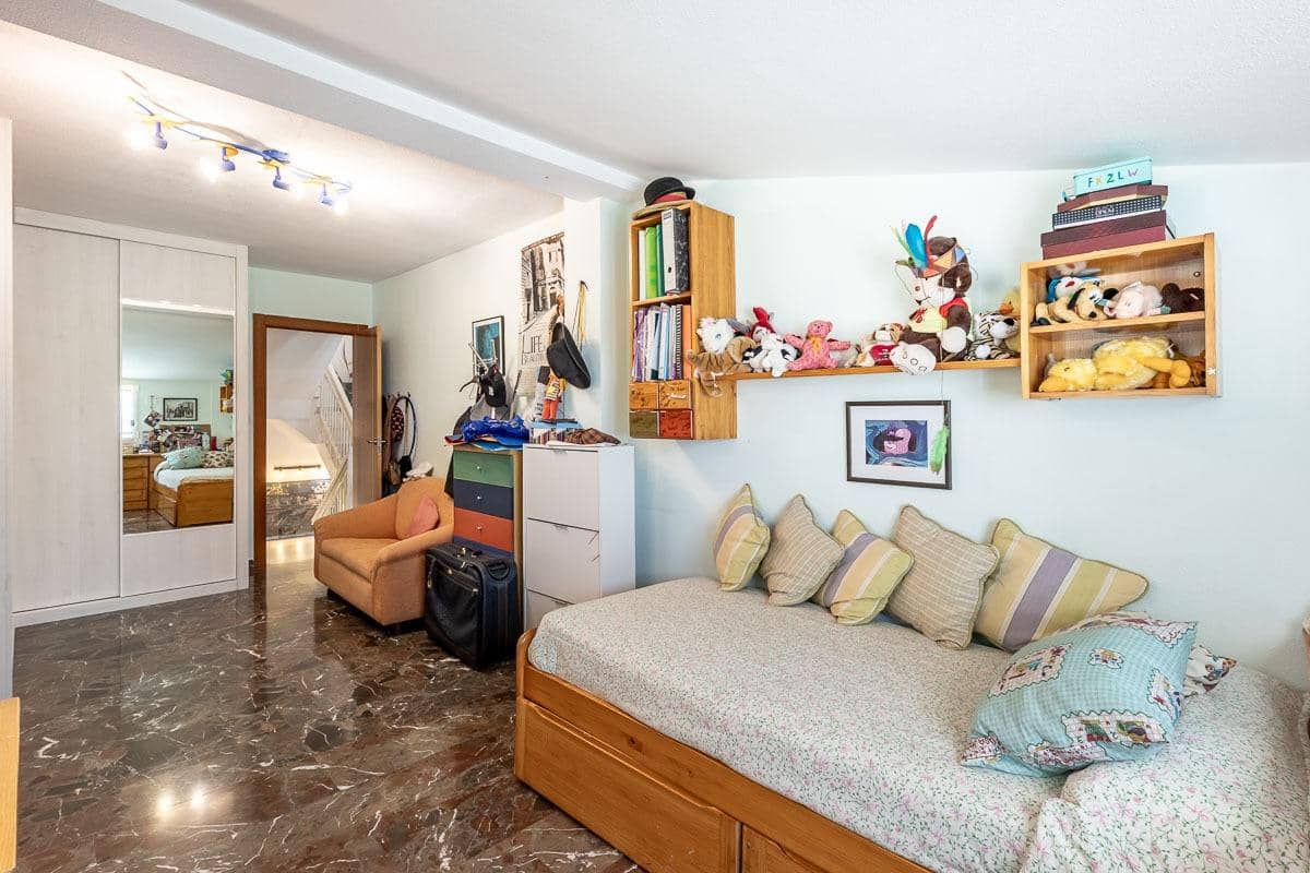 Chalet de 5 habitaciones en La Zubia en venta con piscina garaje - 399.000 € (Ref: 10157873)