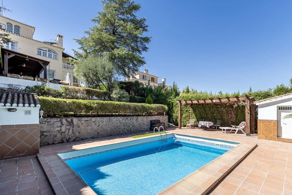 Chalet de 5 habitaciones en La Zubia en venta con piscina garaje - 399.000 € (Ref: 10157873)