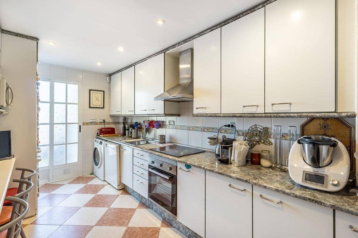 Chalet de 5 habitaciones en La Zubia en venta con piscina garaje - 399.000 € (Ref: 10157873)