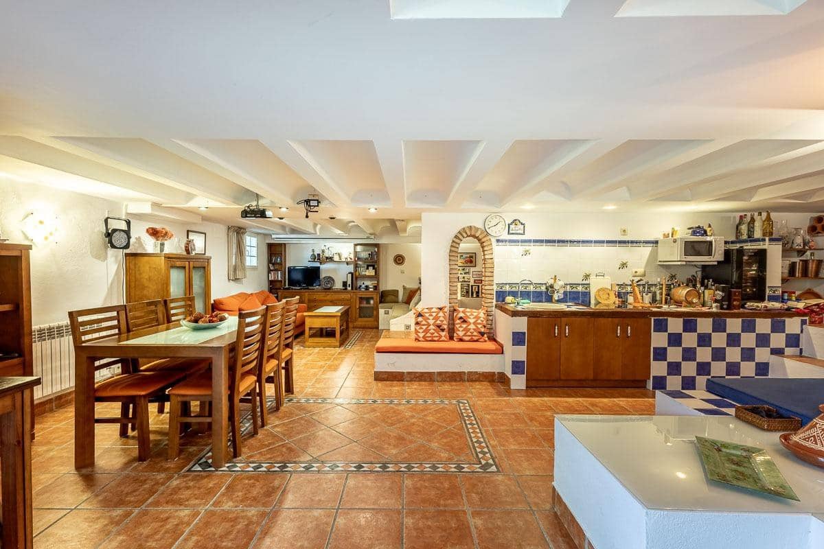 Chalet de 5 habitaciones en La Zubia en venta con piscina garaje - 399.000 € (Ref: 10157873)