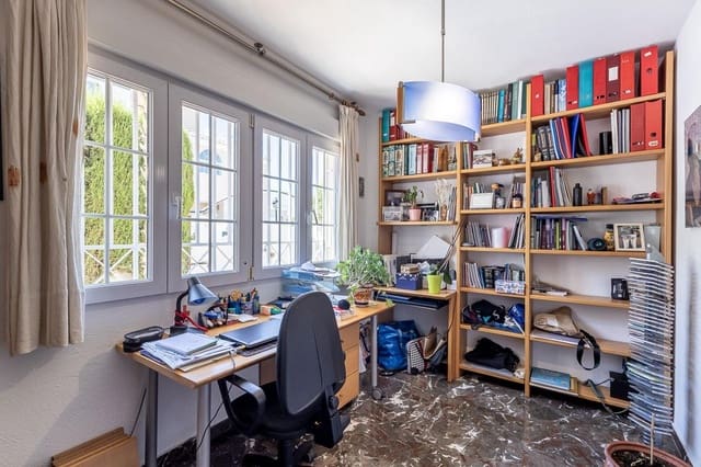 5 soveværelse Villa til salg i La Zubia med swimmingpool garage - € 399.000 (Ref: 10157873)