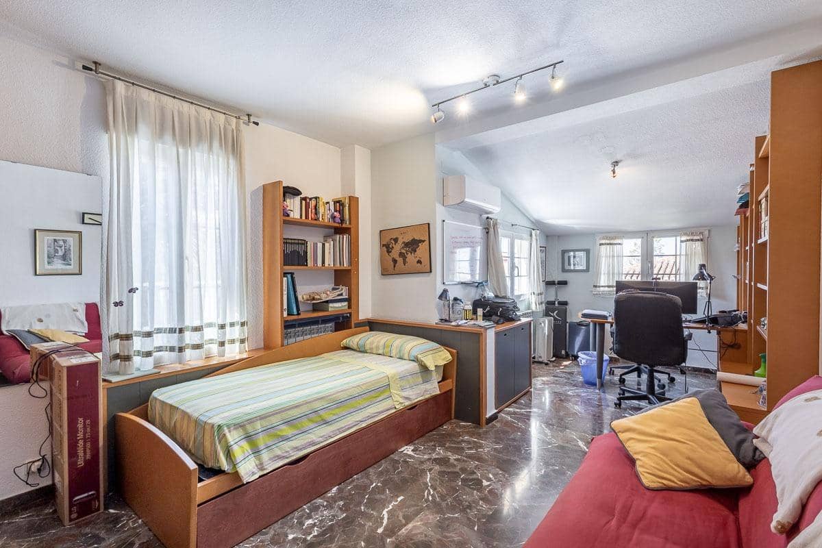 Chalet de 5 habitaciones en La Zubia en venta con piscina garaje - 399.000 € (Ref: 10157873)