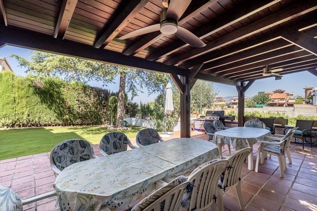 5 soveværelse Villa til salg i La Zubia med swimmingpool garage - € 399.000 (Ref: 10157873)