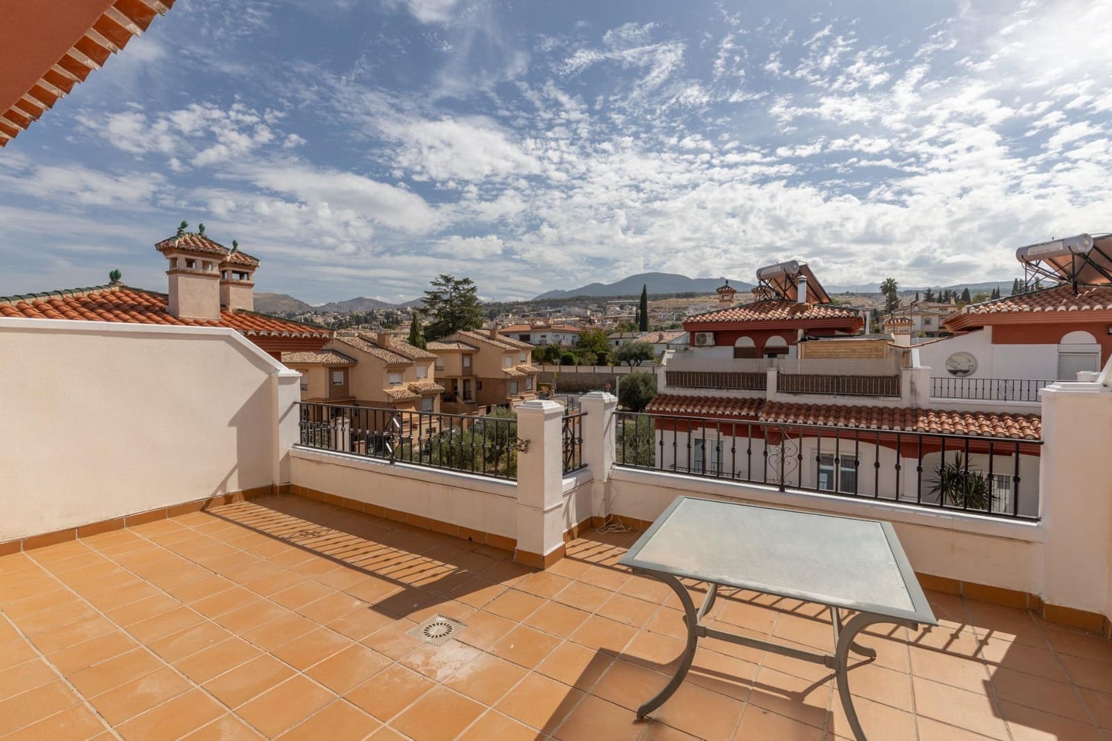 4 slaapkamer Rijtjeshuis te koop in Cajar met zwembad garage - € 295.000 (Ref: 10159642)