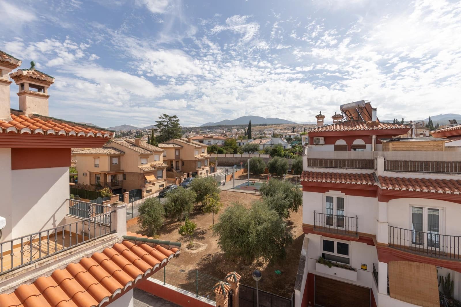 4 slaapkamer Rijtjeshuis te koop in Cajar met zwembad garage - € 295.000 (Ref: 10159642)