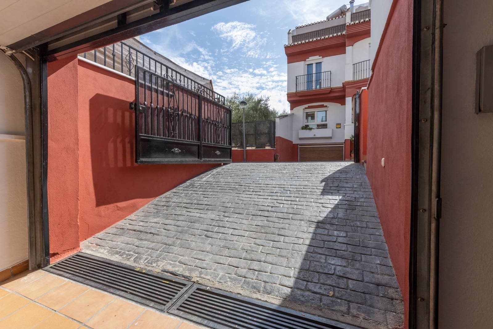 4 slaapkamer Rijtjeshuis te koop in Cajar met zwembad garage - € 295.000 (Ref: 10159642)