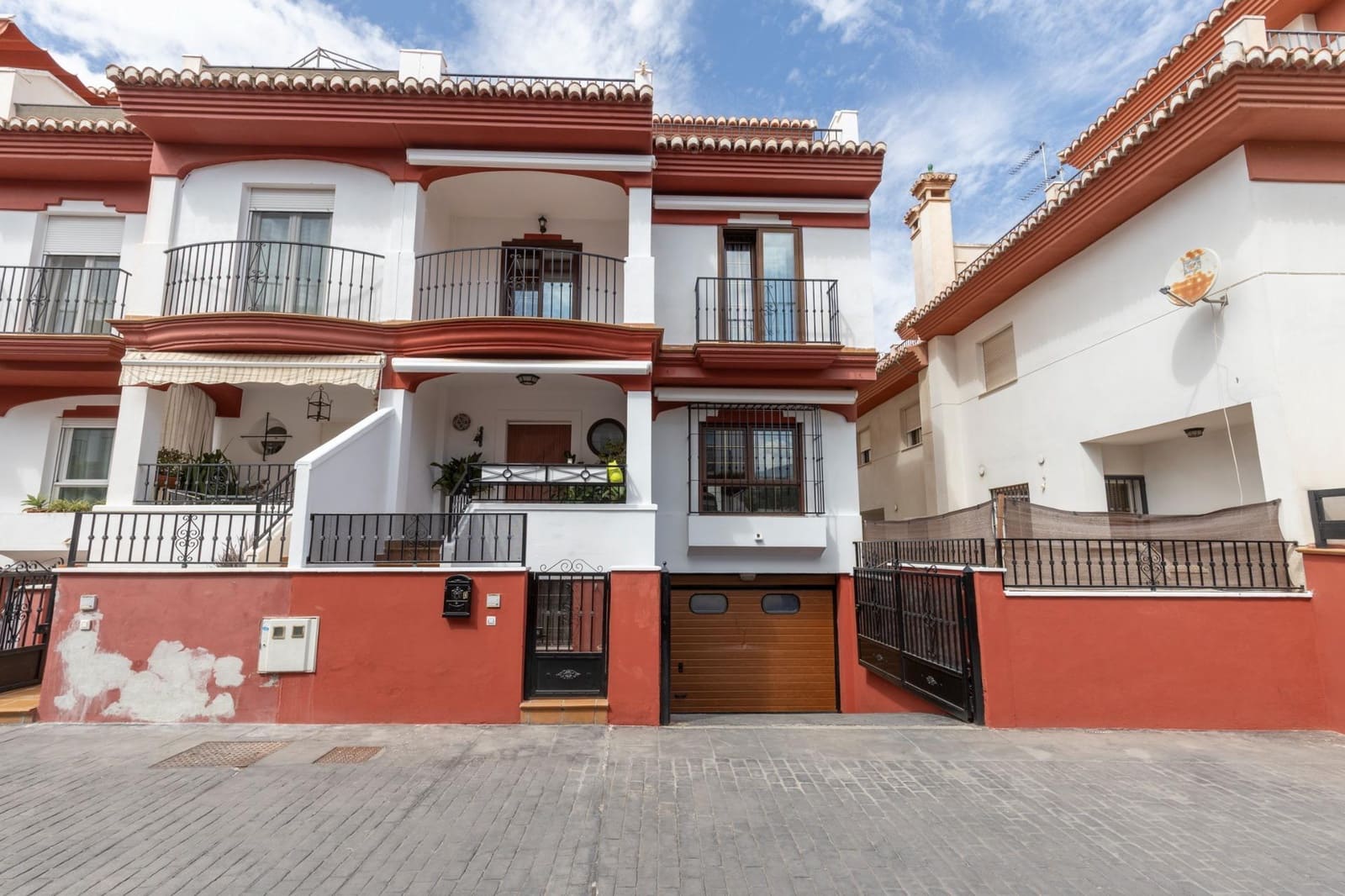 4 slaapkamer Rijtjeshuis te koop in Cajar met zwembad garage - € 295.000 (Ref: 10159642)