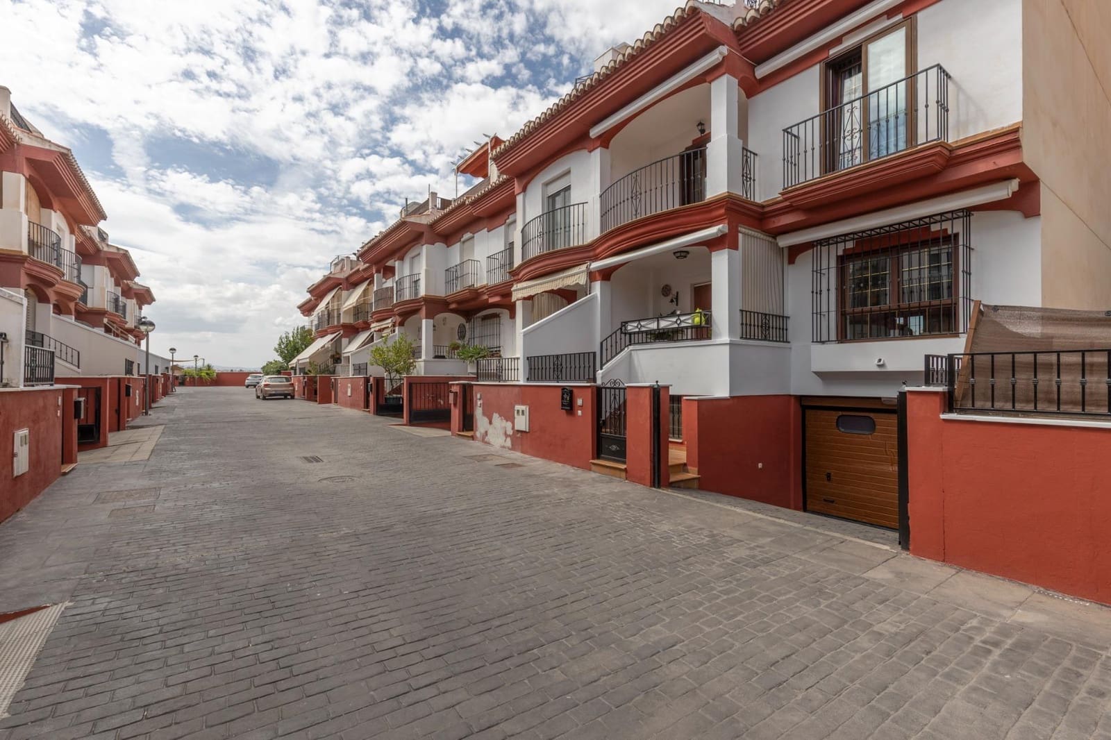 4 slaapkamer Rijtjeshuis te koop in Cajar met zwembad garage - € 295.000 (Ref: 10159642)