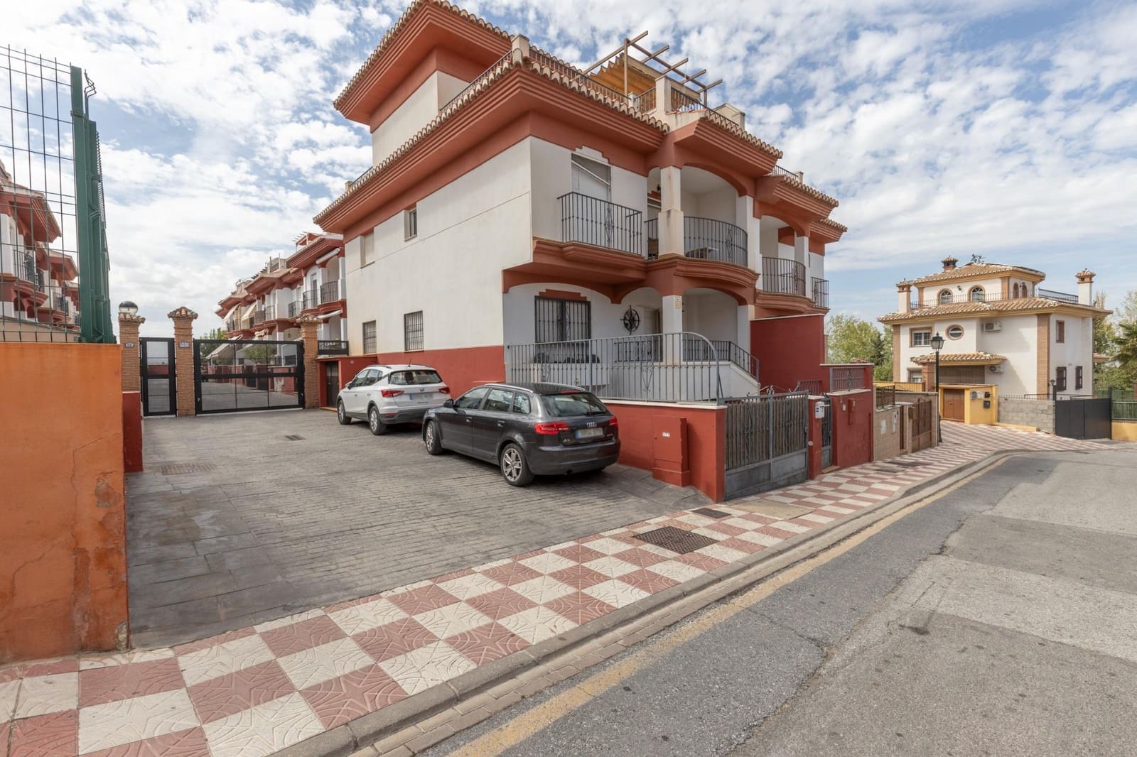 4 slaapkamer Rijtjeshuis te koop in Cajar met zwembad garage - € 295.000 (Ref: 10159642)