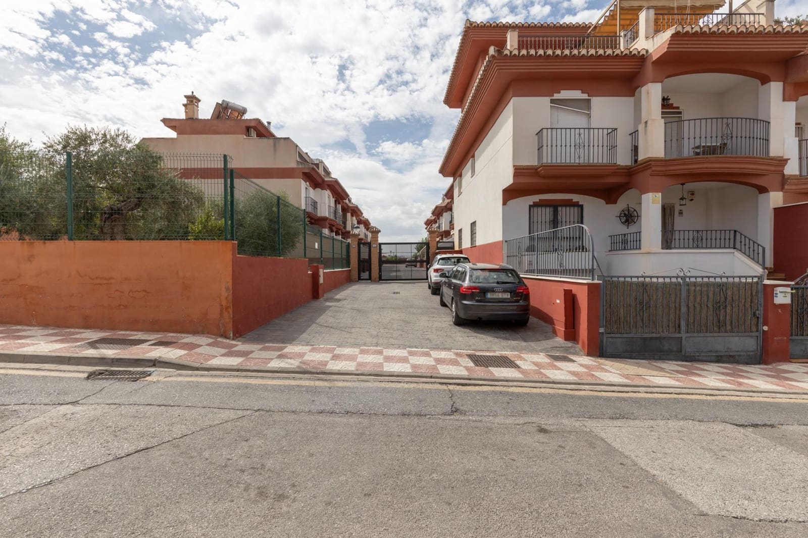 4 slaapkamer Rijtjeshuis te koop in Cajar met zwembad garage - € 295.000 (Ref: 10159642)