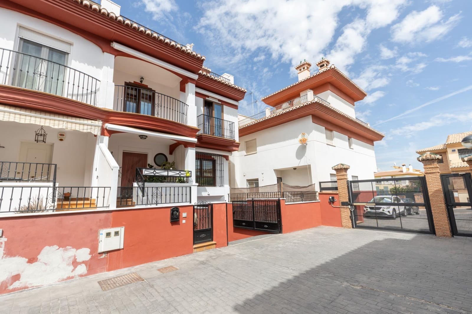 4 slaapkamer Rijtjeshuis te koop in Cajar met zwembad garage - € 295.000 (Ref: 10159642)