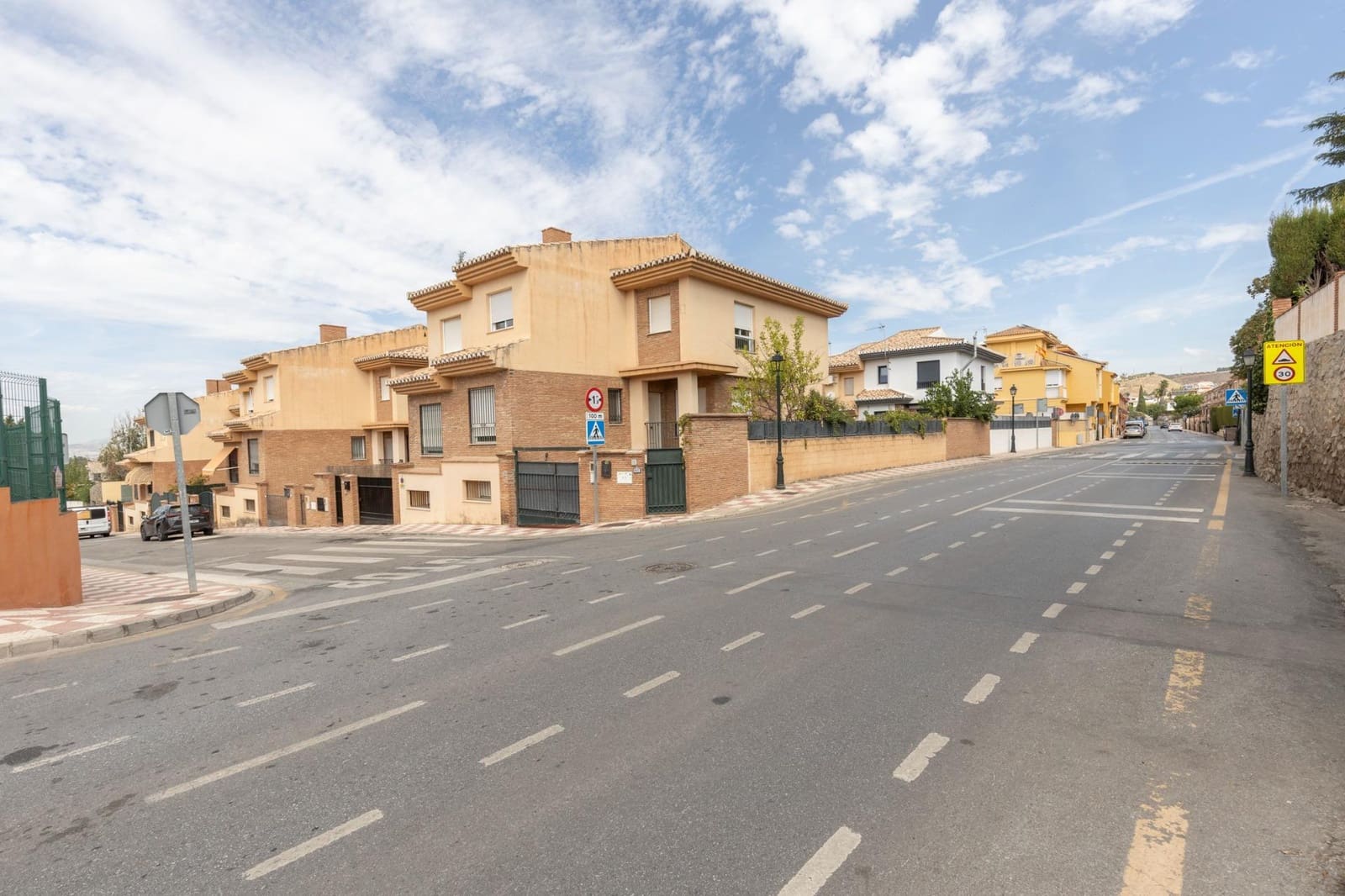 4 slaapkamer Rijtjeshuis te koop in Cajar met zwembad garage - € 295.000 (Ref: 10159642)