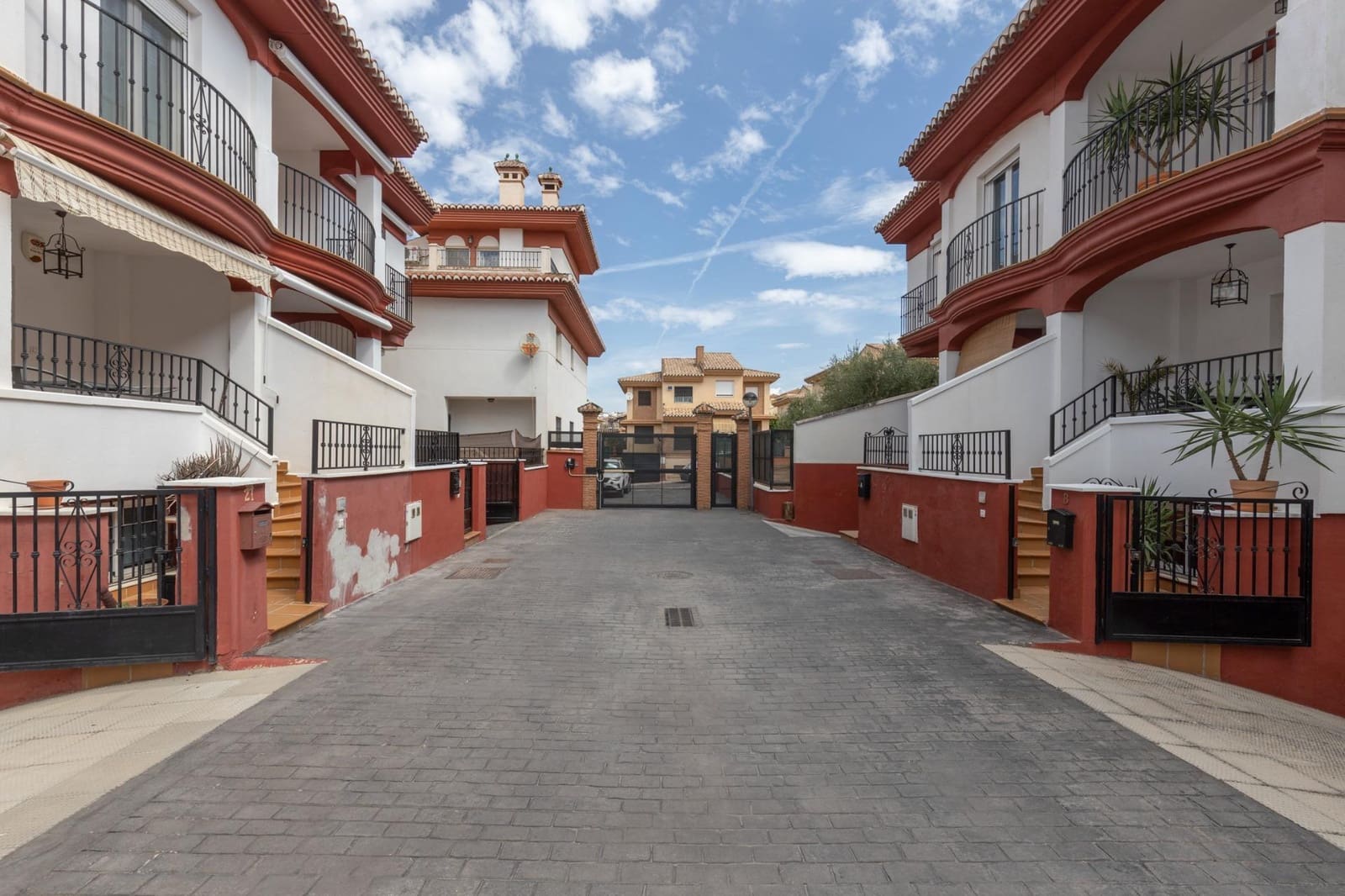 4 slaapkamer Rijtjeshuis te koop in Cajar met zwembad garage - € 295.000 (Ref: 10159642)