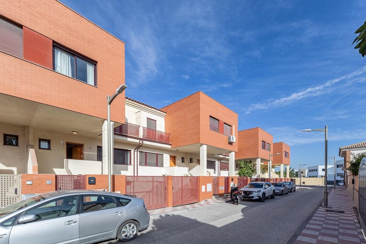 3 soverom Rekkehus til salgs i Churriana de la Vega med garasje - € 309 000 (Ref: 10159644)
