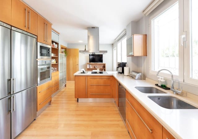 Chalet de 3 habitaciones en Peligros en venta con piscina garaje - 299.000 € (Ref: 10159650)