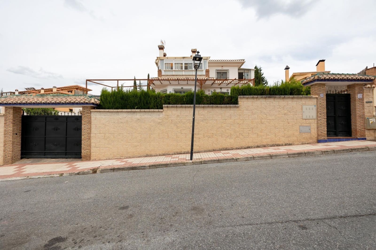 7 bedroom Villa for sale in Monachil with garage - € 365,000 (Ref: 10161765)