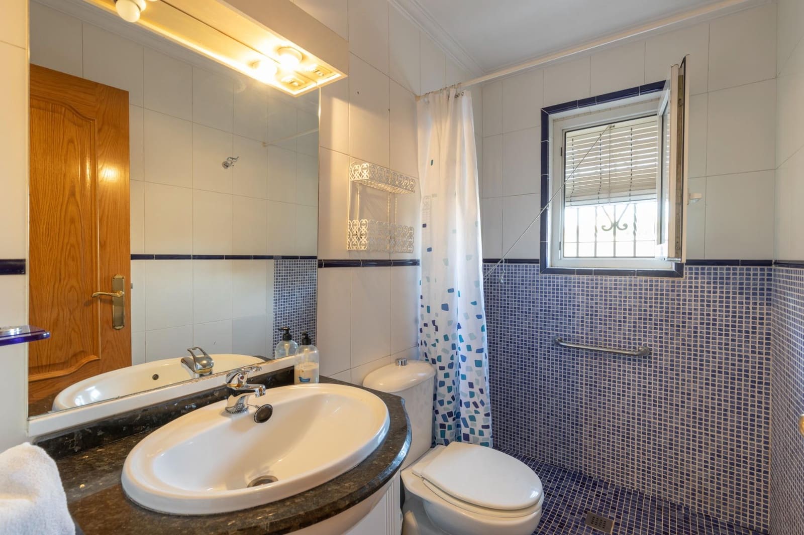 6 soverom Hus til salgs i Las Gabias med garasje - € 299 900 (Ref: 10166871)