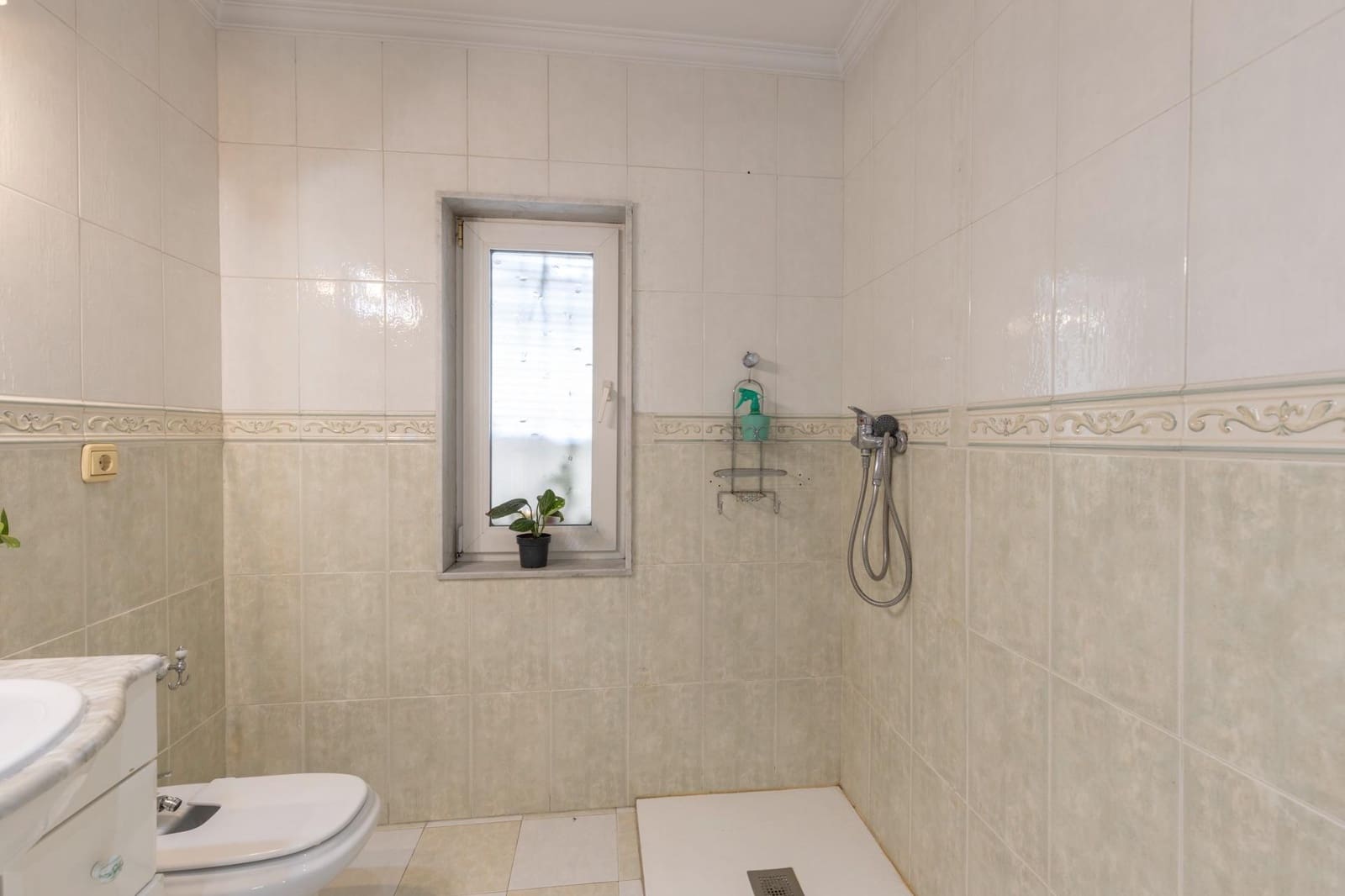 6 soverom Hus til salgs i Las Gabias med garasje - € 299 900 (Ref: 10166871)
