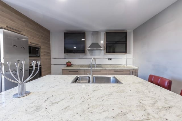 4 quarto Moradia em Banda para venda em La Zubia com garagem - 295 000 € (Ref: 10171573)