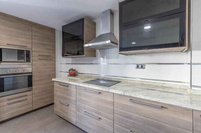 4 quarto Moradia em Banda para venda em La Zubia com garagem - 295 000 € (Ref: 10171573)