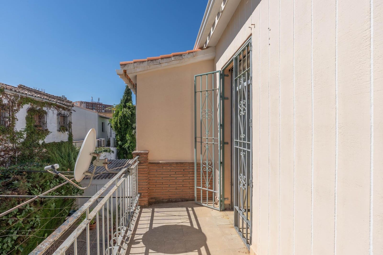 5 bedroom Villa for sale in Granada city with pool garage - € 549,000 (Ref: 10187322)