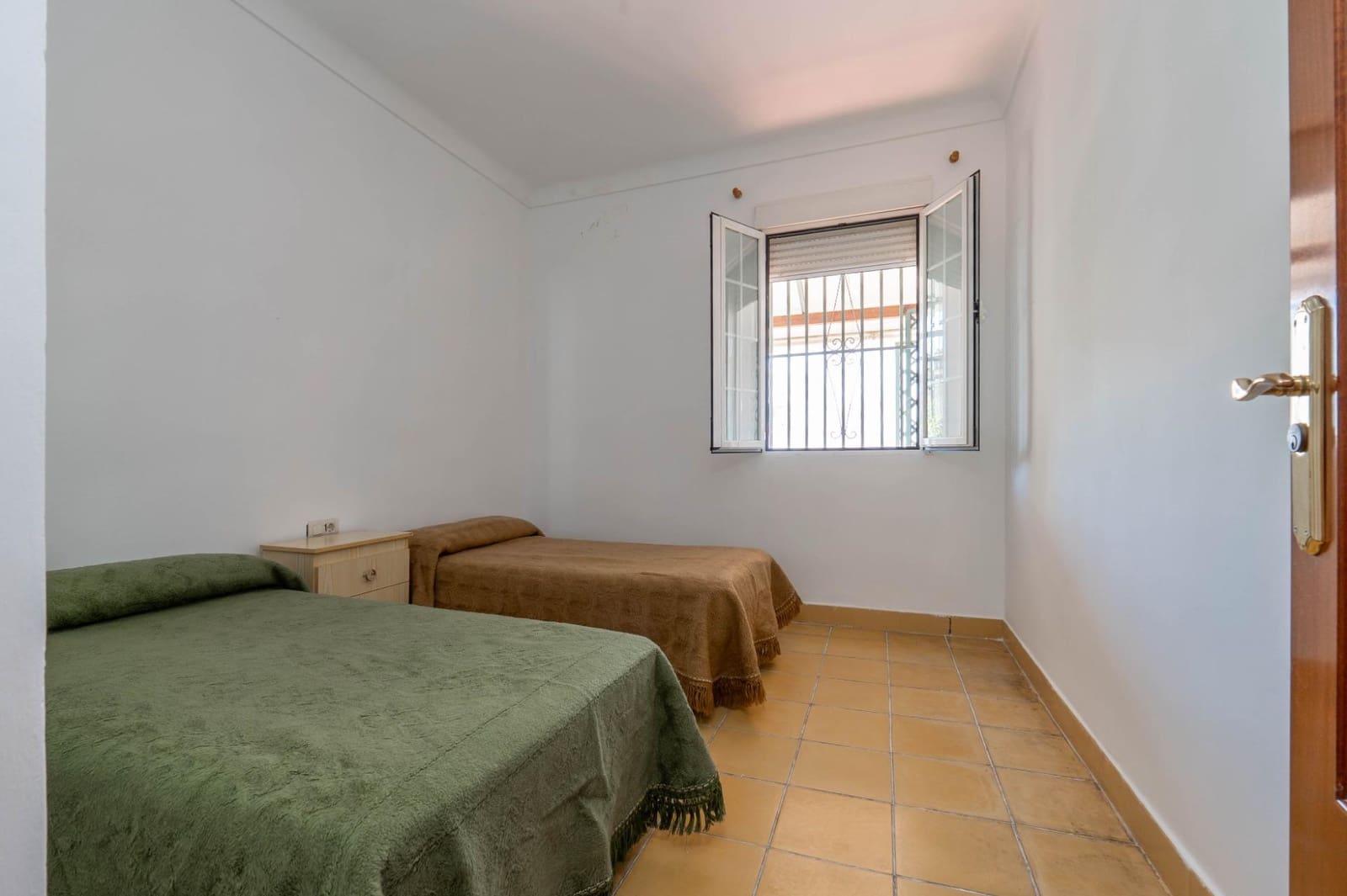 5 bedroom Villa for sale in Granada city with pool garage - € 549,000 (Ref: 10187322)