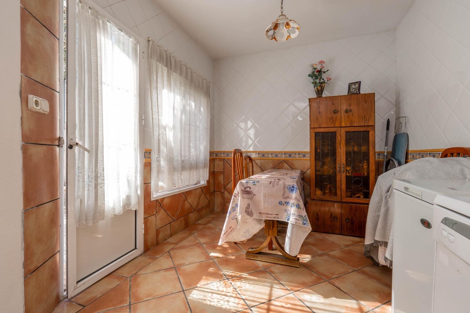 5 bedroom Villa for sale in Granada city with pool garage - € 549,000 (Ref: 10187322)