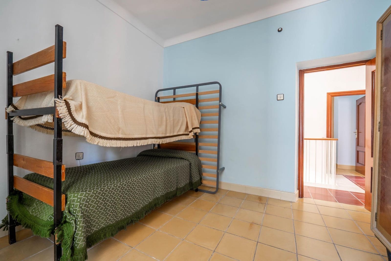 5 bedroom Villa for sale in Granada city with pool garage - € 549,000 (Ref: 10187322)
