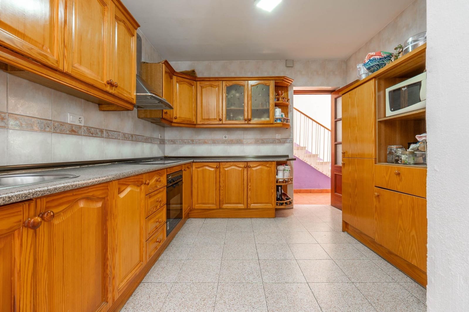 5 bedroom Villa for sale in Granada city with pool garage - € 549,000 (Ref: 10187322)