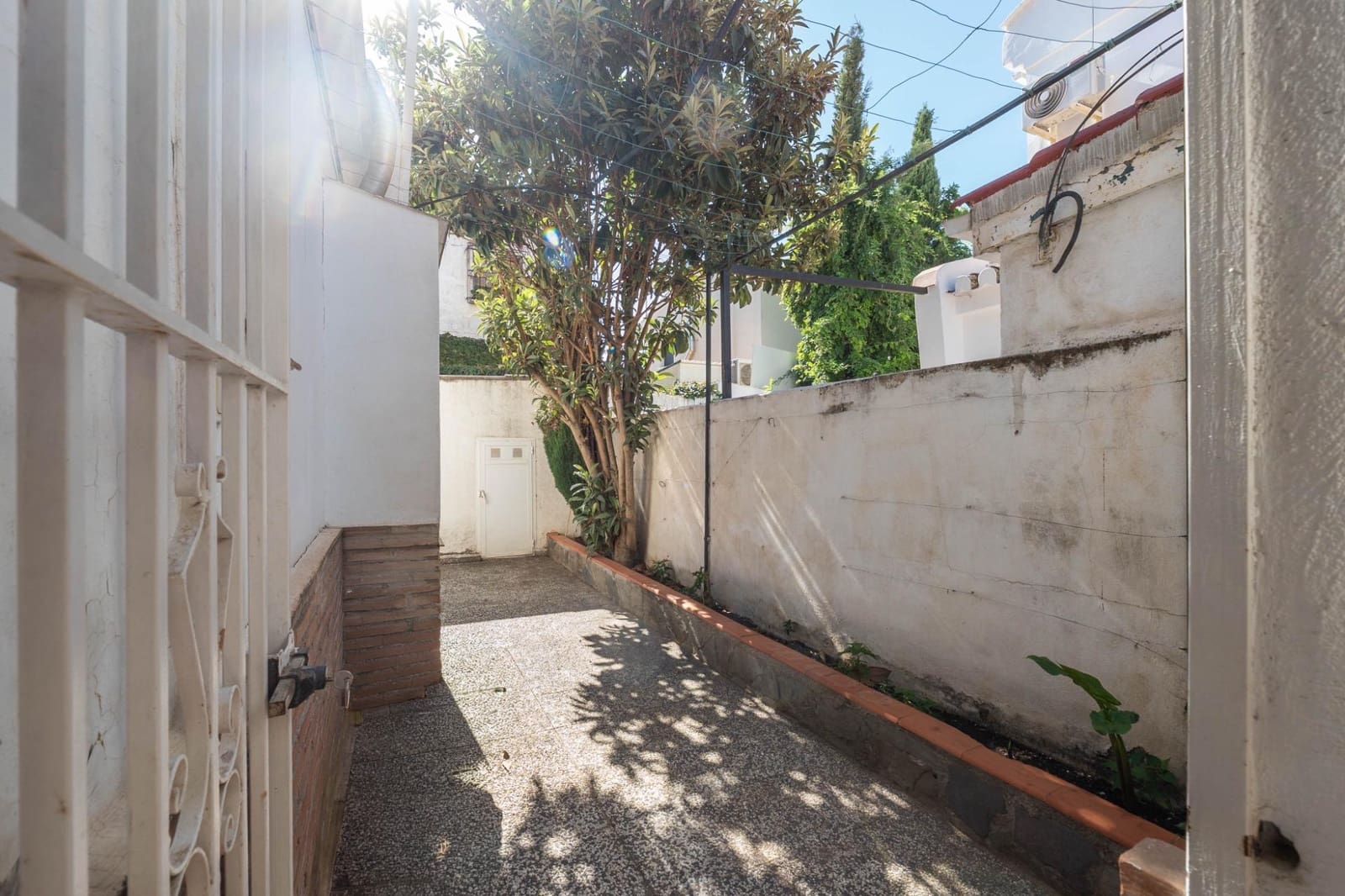 5 bedroom Villa for sale in Granada city with pool garage - € 549,000 (Ref: 10187322)