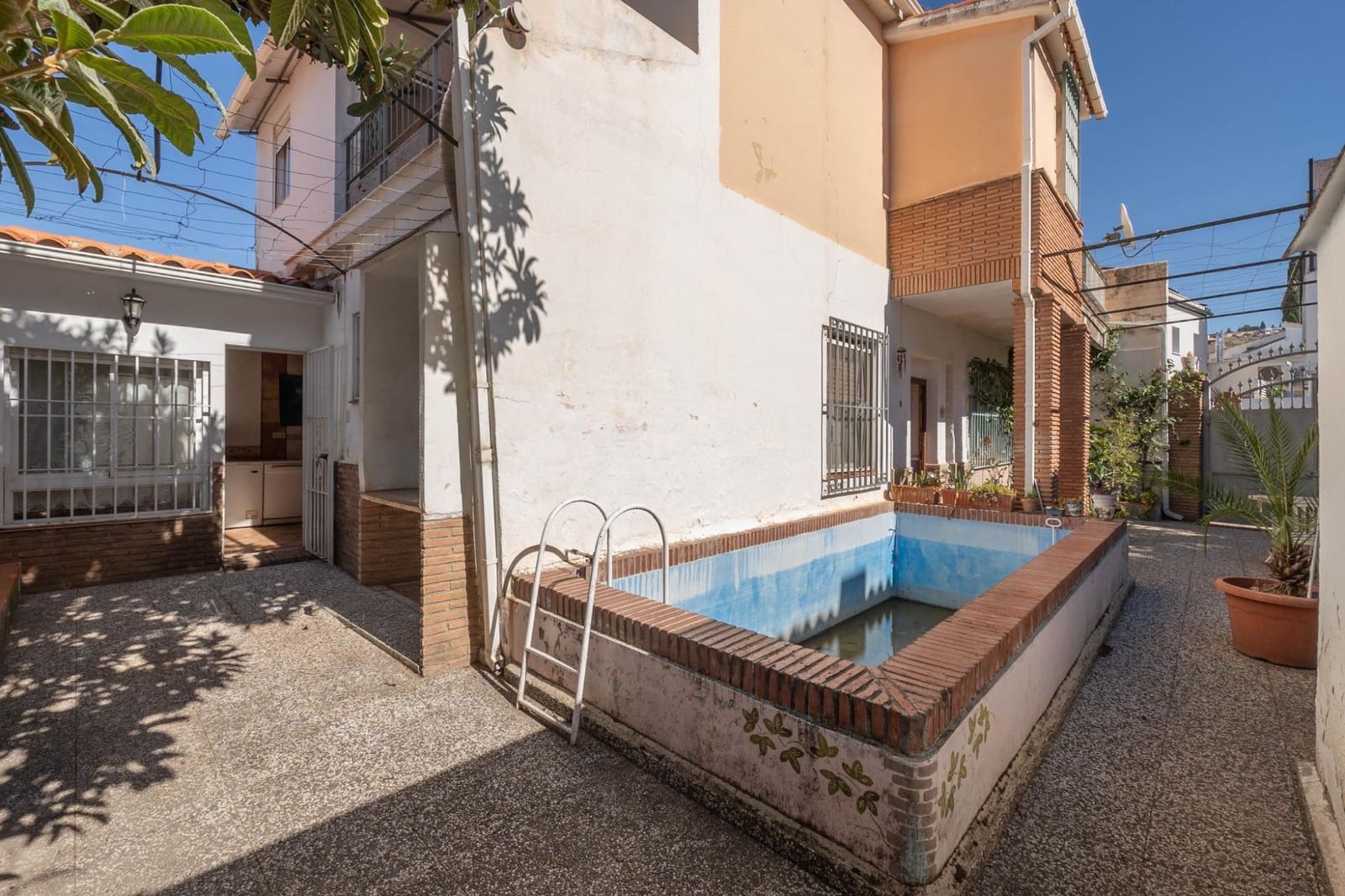 5 bedroom Villa for sale in Granada city with pool garage - € 549,000 (Ref: 10187322)