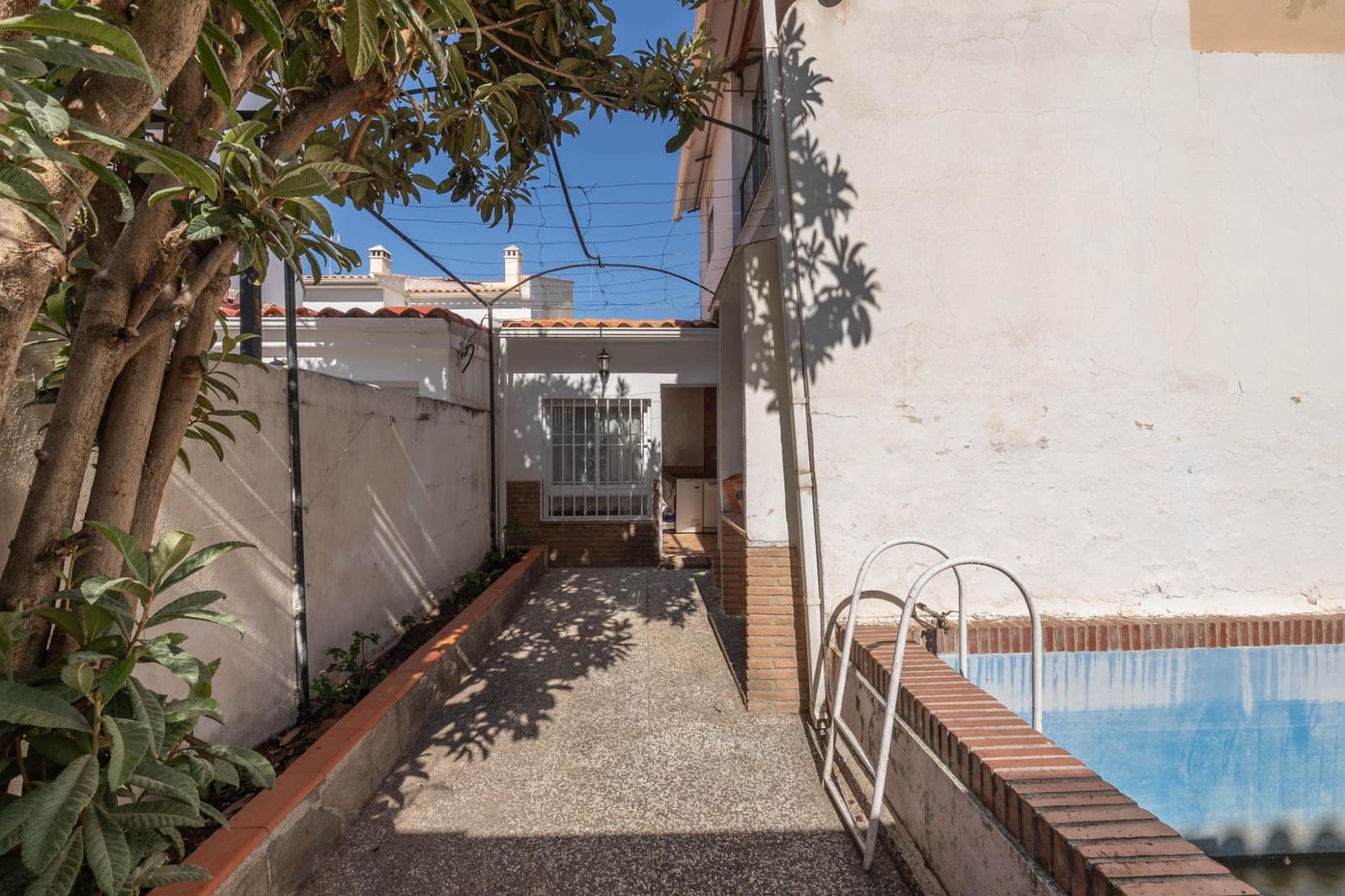 5 bedroom Villa for sale in Granada city with pool garage - € 549,000 (Ref: 10187322)