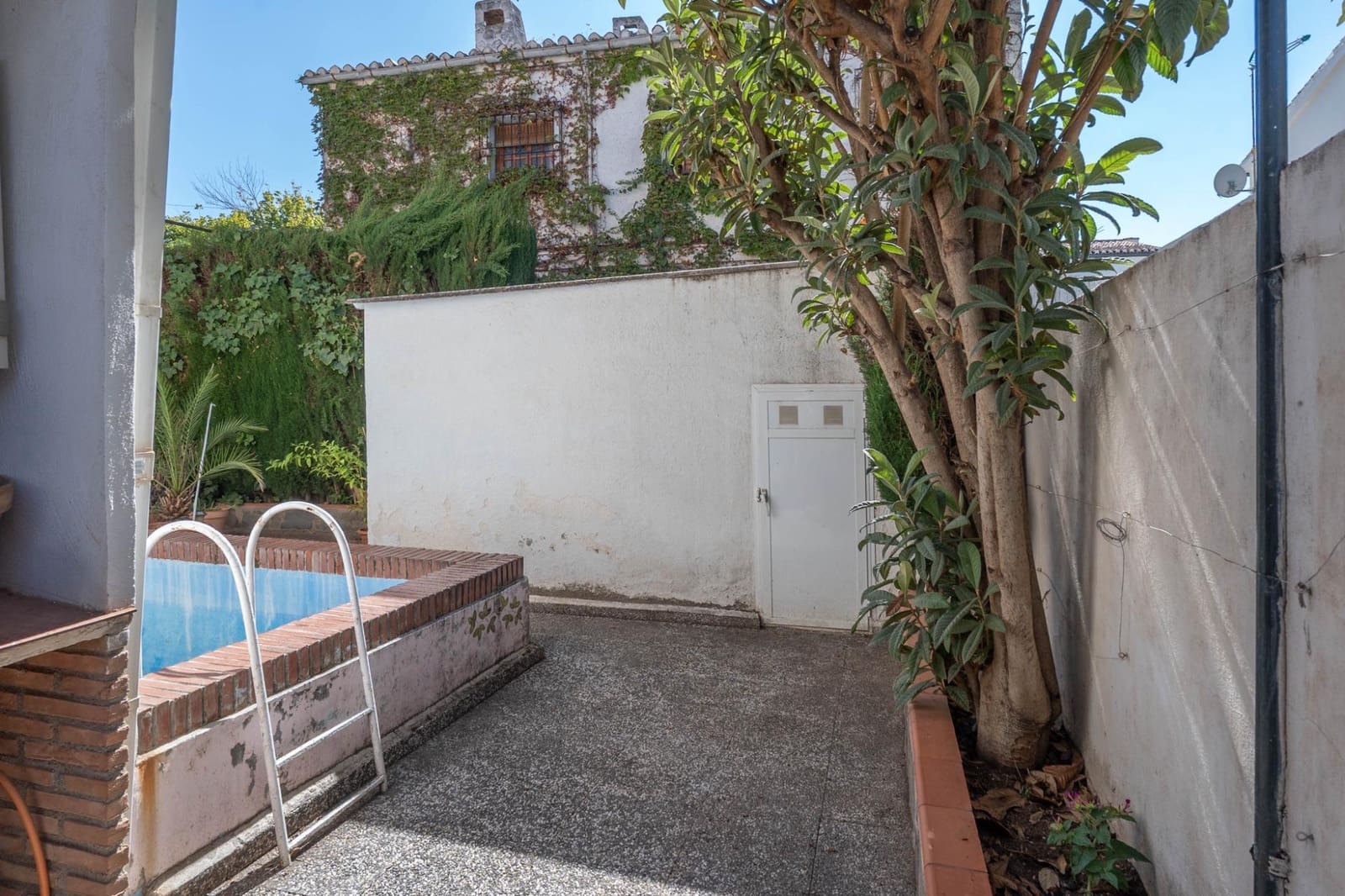 5 bedroom Villa for sale in Granada city with pool garage - € 549,000 (Ref: 10187322)