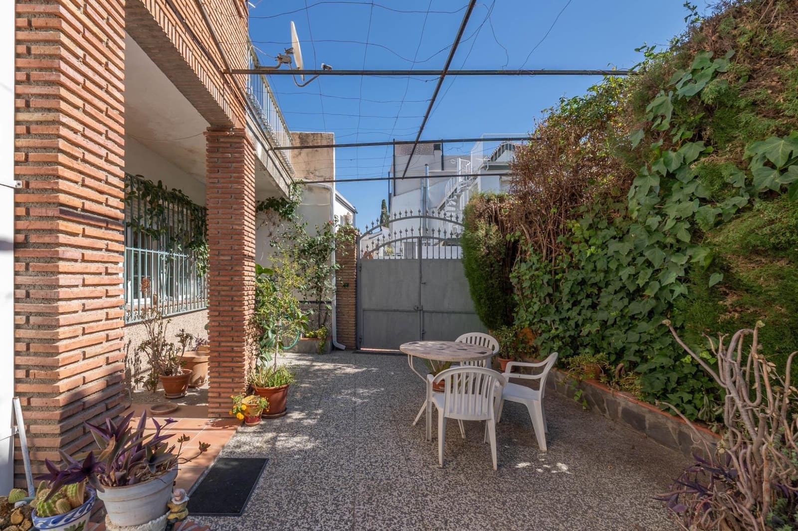 5 bedroom Villa for sale in Granada city with pool garage - € 549,000 (Ref: 10187322)
