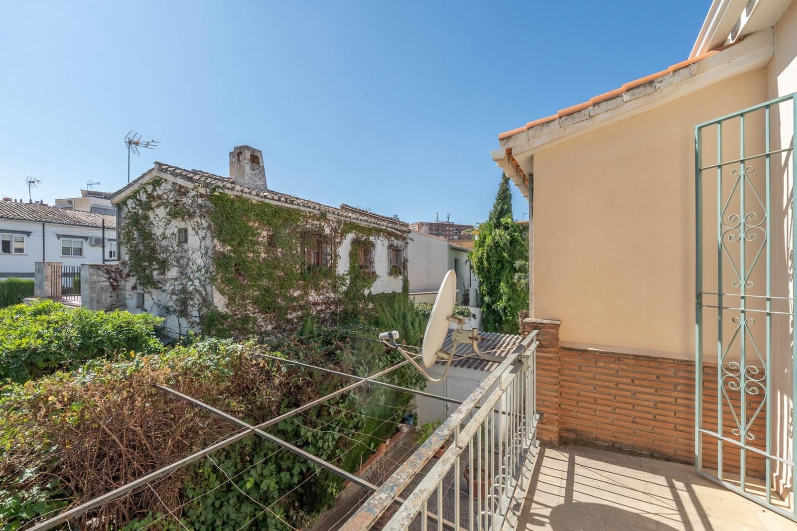 5 bedroom Villa for sale in Granada city with pool garage - € 549,000 (Ref: 10187322)