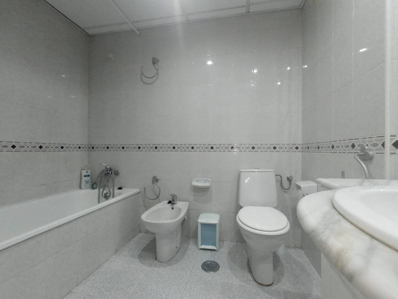 2 bedroom Flat for rent in Granada city with pool garage - € 850 (Ref: 6636485)