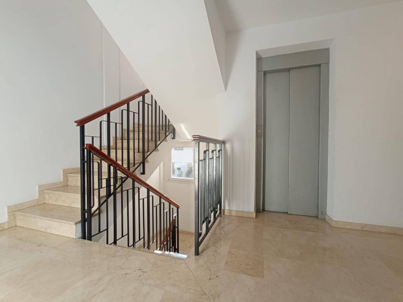 2 bedroom Flat for rent in Granada city with pool garage - € 850 (Ref: 6636485)