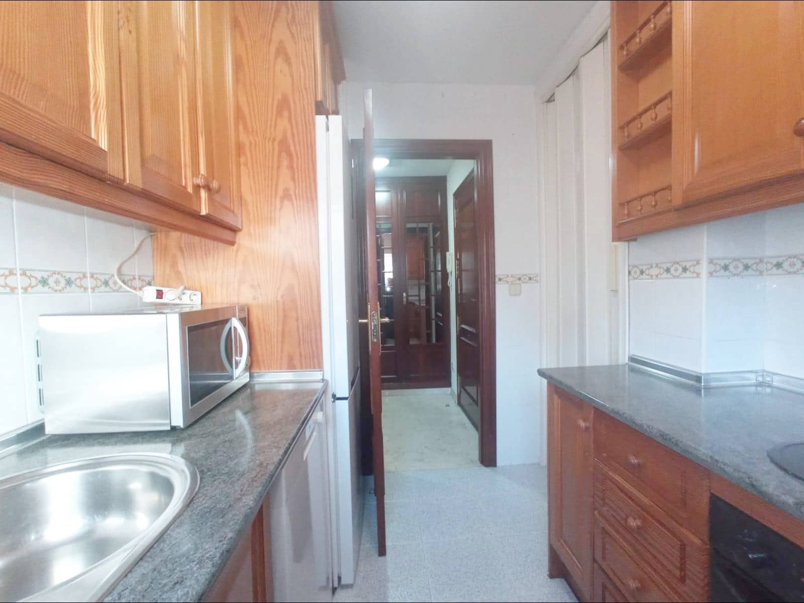 2 bedroom Flat for rent in Granada city with pool garage - € 850 (Ref: 6636485)