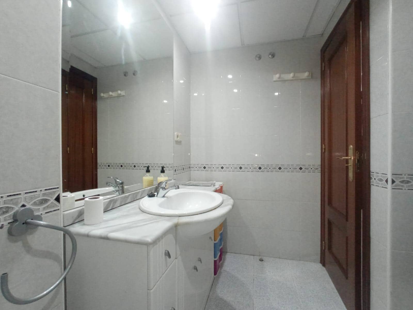 2 bedroom Flat for rent in Granada city with pool garage - € 850 (Ref: 6636485)