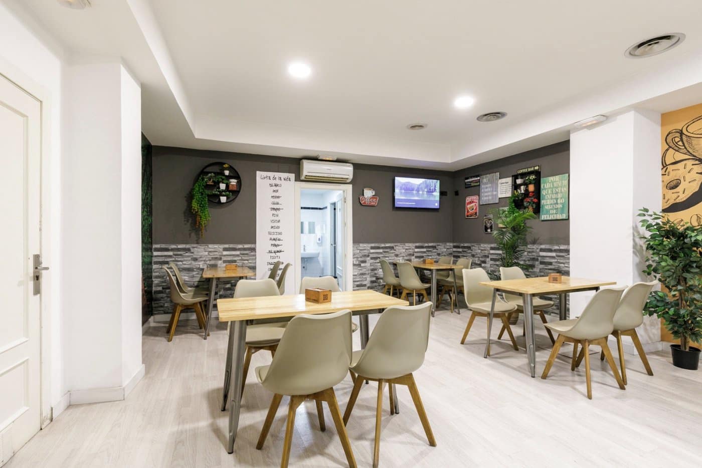 Commercial for sale in Granada city - € 360,000 (Ref: 7246354)