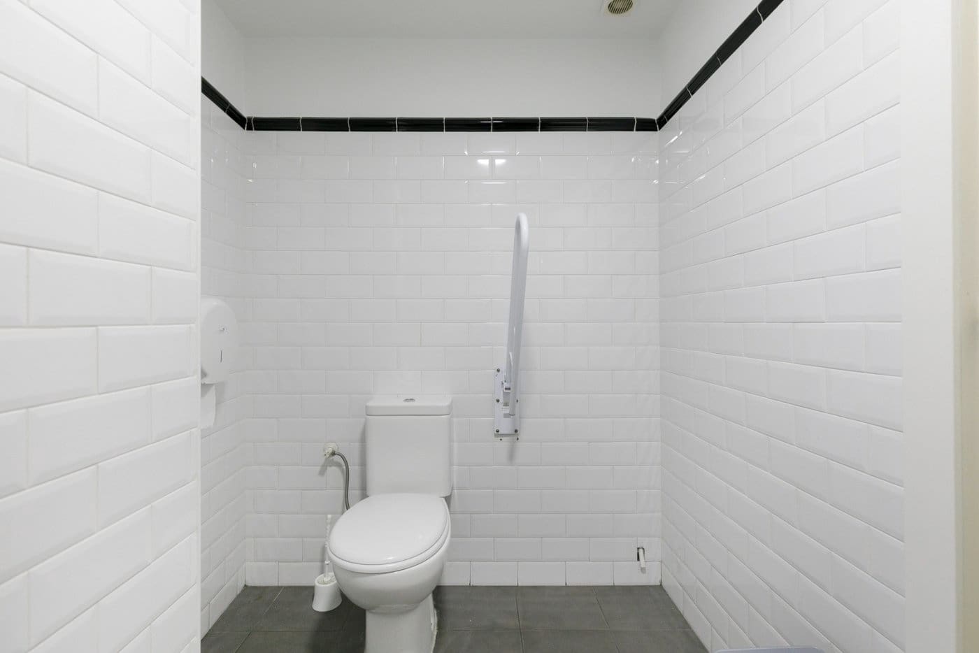 Commercial for sale in Granada city - € 360,000 (Ref: 7246354)